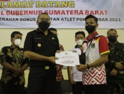 Wagub Sumbar Serahkan Bonus Spontan Kepada Atlet Peraih Medali PON XX Papua