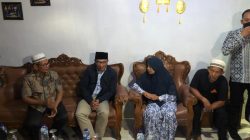 Gubernur Jawa Barat Ridwan Kamil Kunjungi Keluarga Korban Hanyut di Sungai Bangek Padang, Sampaikan Langsung Duka Mendalam