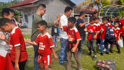 Lepas SSB PSTS Tabing Menuju Laga Piala Koni Pasaman U-10 dan U-12 di Kabupaten Pasaman, Naliansyah Emiel Nisya di Sambut Hangat Emak-emak