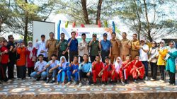 Peringati RGE’s Founder Day, Apical Group Padang Tanam 1.000 bibit pohon dan Aksi Bersih Pantai