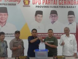 Sekretaris DPC Gerindra Padang Mastilizal Aye Serahkan Berkas Calon Walikota Padang ke DPD Gerindra Sumbar