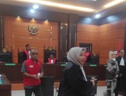 Langgar Status Tahanan Kota, Terdakwa Oknum Istri Perwira Polres Pariaman Kena Teguran Keras Hakim