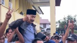 Ratusan Warga Arak-arak Muzni Zakaria, usai Divonis Hanya Bayar Denda Dugaan Pelanggaran Kampanye di Solsel