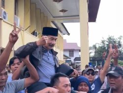 Ratusan Warga Arak-arak Muzni Zakaria, usai Divonis Hanya Bayar Denda Dugaan Pelanggaran Kampanye di Solsel